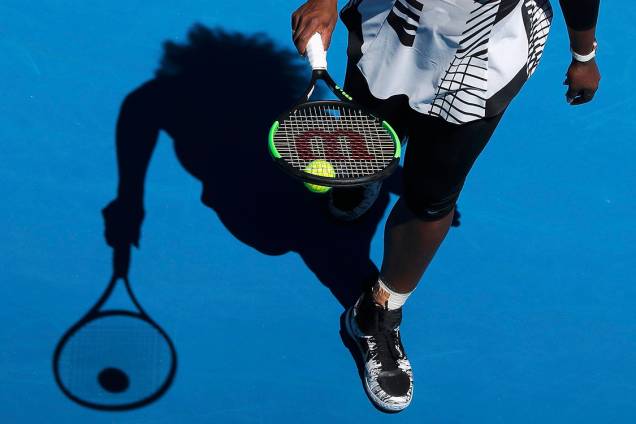 A americana Serena Williams se prepara para sacar, durante partida contra a britânica, Johanna Konta, em Melbourne