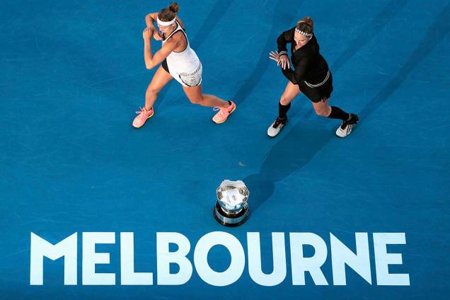 Bethanie Mattek-Sands, dos Estados Unidos, e Lucie Safarova, da República Tcheca, comemoram após vencerem a final de duplas no Aberto da Austrália