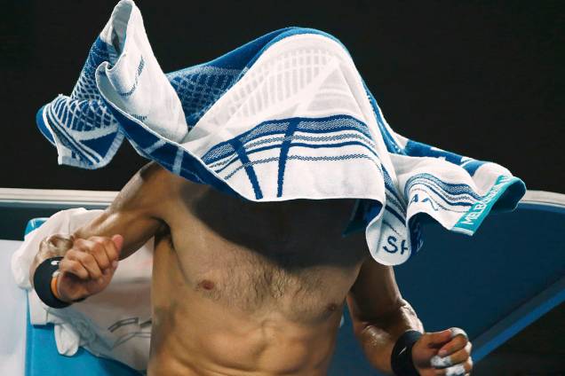 O espanhol Rafael Nadal joga um toalha sobre si durante partida contra o búlgaro Grigor Dimitrov, em Melbourne