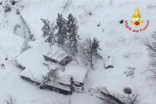 O Hotel Rigopiano soterrado pela neve, na Itália