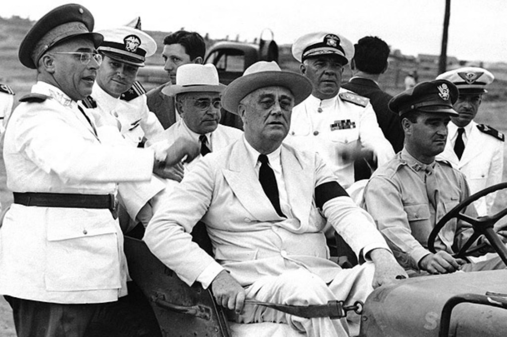 Roosevelt (no banco da frente) e Vargas (atrás), em Natal