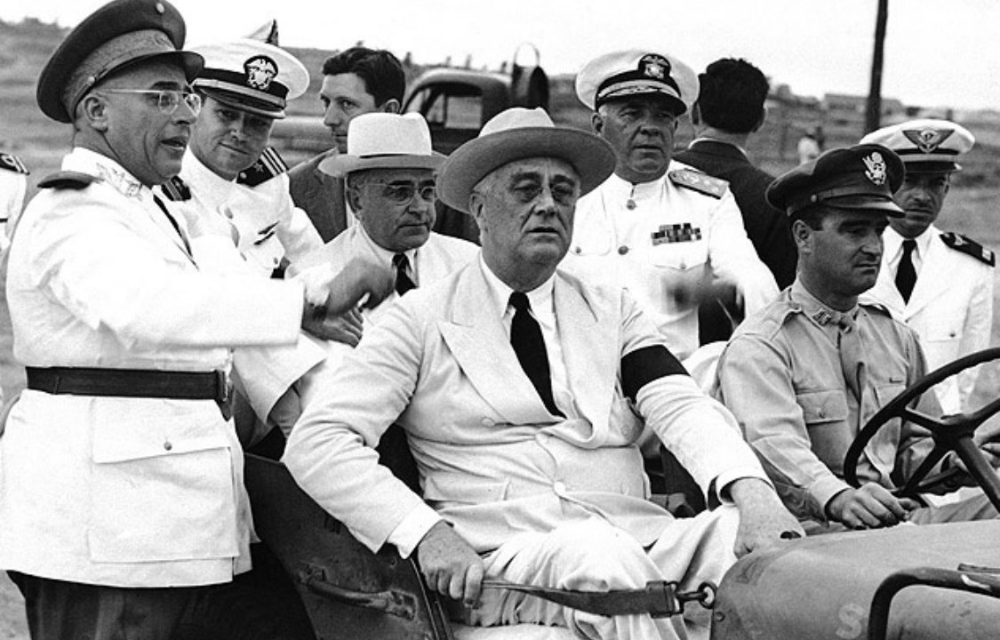Roosevelt (no banco da frente) e Vargas (atrás), em Natal