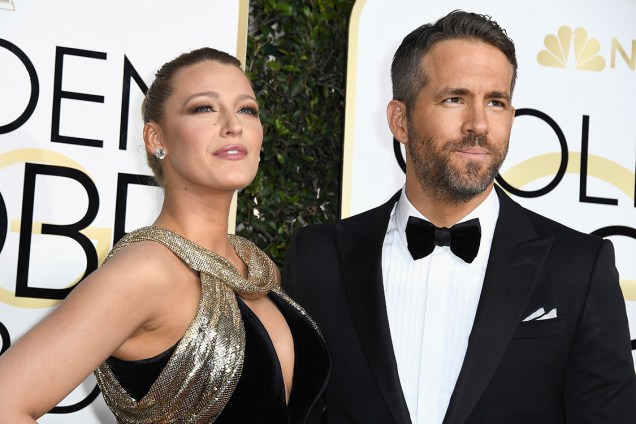O ator Ryan Reynolds e a atriz Blake Lively chegam para o Globo de Ouro 2017, em Los Angeles
