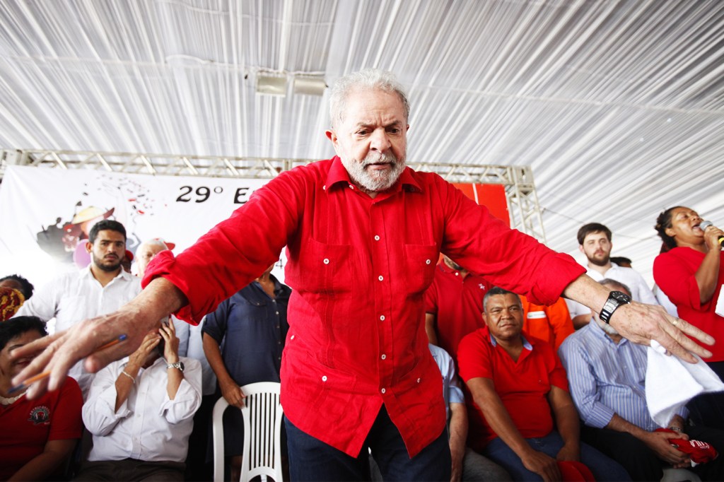 O ex-presidente Luiz Inácio Lula da Silva participa do 29º Encontro Estadual do MST no Parque de Exposições, em Salvador (BA) - 11/01/2017