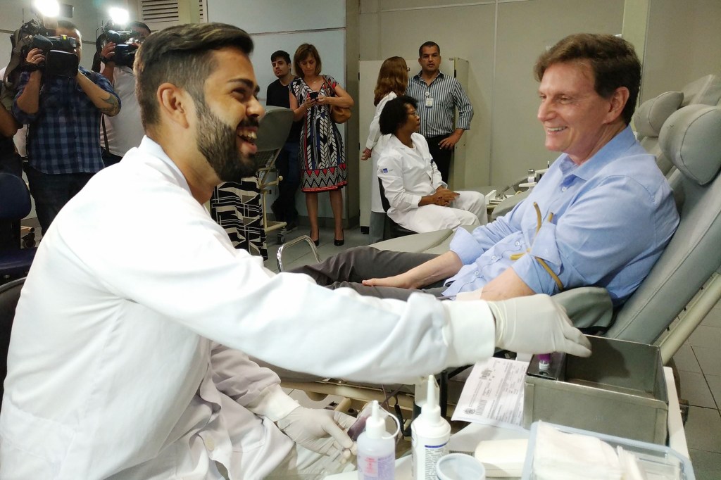 Marcelo Crivella doa sangue no Rio de Janeiro