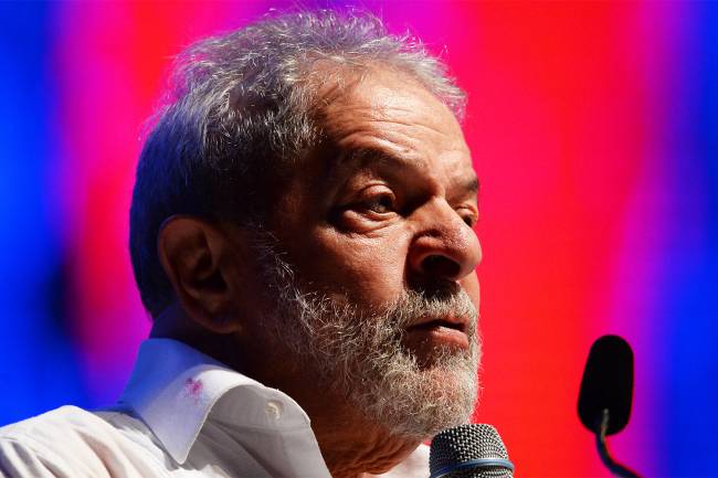 O ex-presidente Lula discursa durante o Congresso Nacional da Confederação Nacional dos Trabalhadores em Educação (CNTE), realizado no Centro de Convenções Ulysses Guimarães, em Brasília (DF) - 12/01/2017
