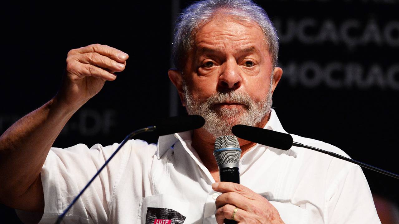 O ex-presidente Lula discursa durante o Congresso Nacional da Confederação Nacional dos Trabalhadores em Educação (CNTE), realizado no Centro de Convenções Ulysses Guimarães, em Brasília (DF) - 12/01/2017