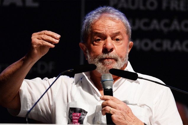 O ex-presidente Lula discursa durante o Congresso Nacional da Confederação Nacional dos Trabalhadores em Educação (CNTE), em Brasília (DF) - 12/01/2017