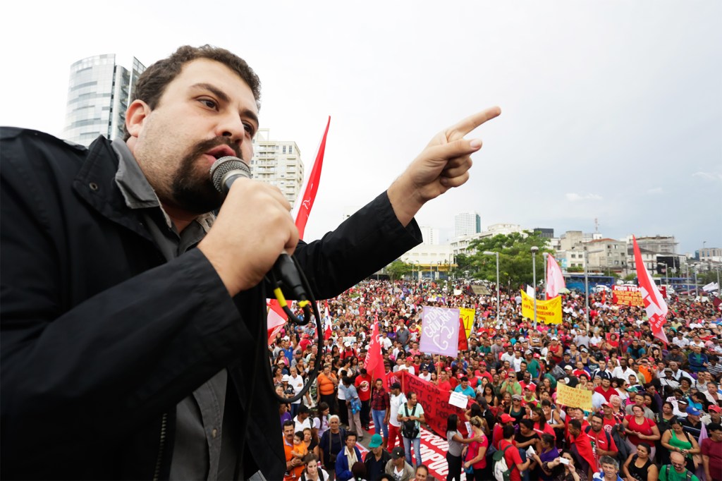 O líder do MTST, Guilherme Boulos, durante manifestação contra o presidente Michel Temer (PMDB), em São Paulo (SP) - 22/05/2016