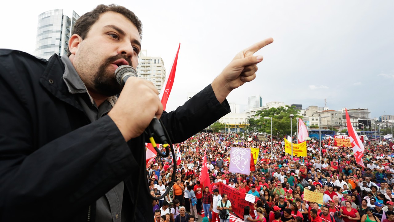 O líder do MTST, Guilherme Boulos, durante manifestação contra o presidente Michel Temer (PMDB), em São Paulo (SP) - 22/05/2016