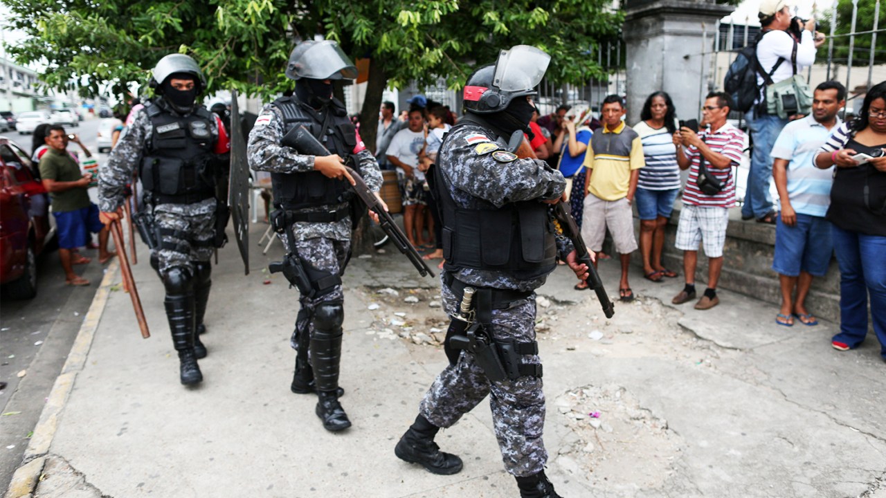 Policiais se preparam para entrar na Cadeia Pública Raimundo Vidal Pessoa, em Manaus (AM), após rebelião entre detentos deixar quatro mortos no local - 08/01/2017