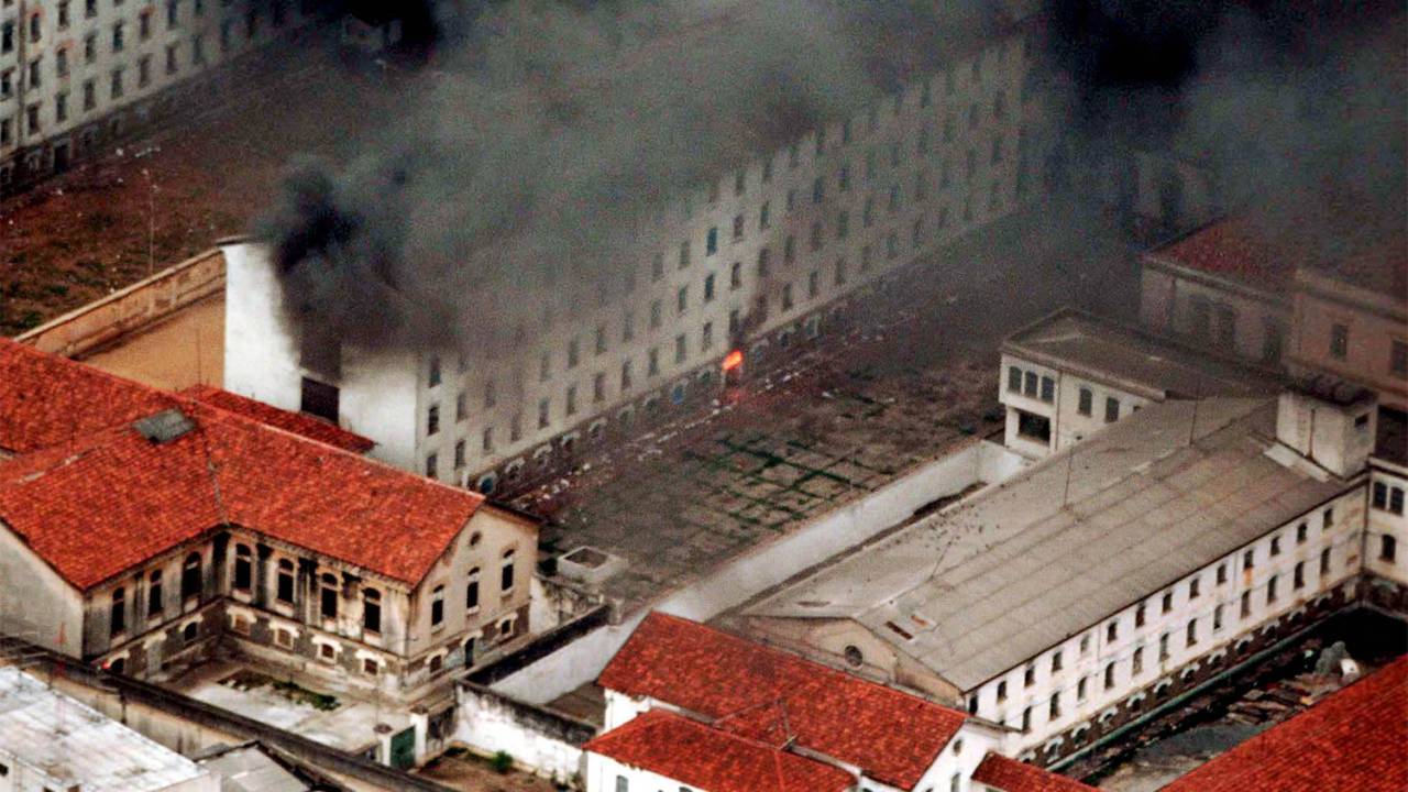 Incêndio na Casa de Detenção de São Paulo, Carandiru, no dia da maior rebelião dos presidiários - 18/02/2001