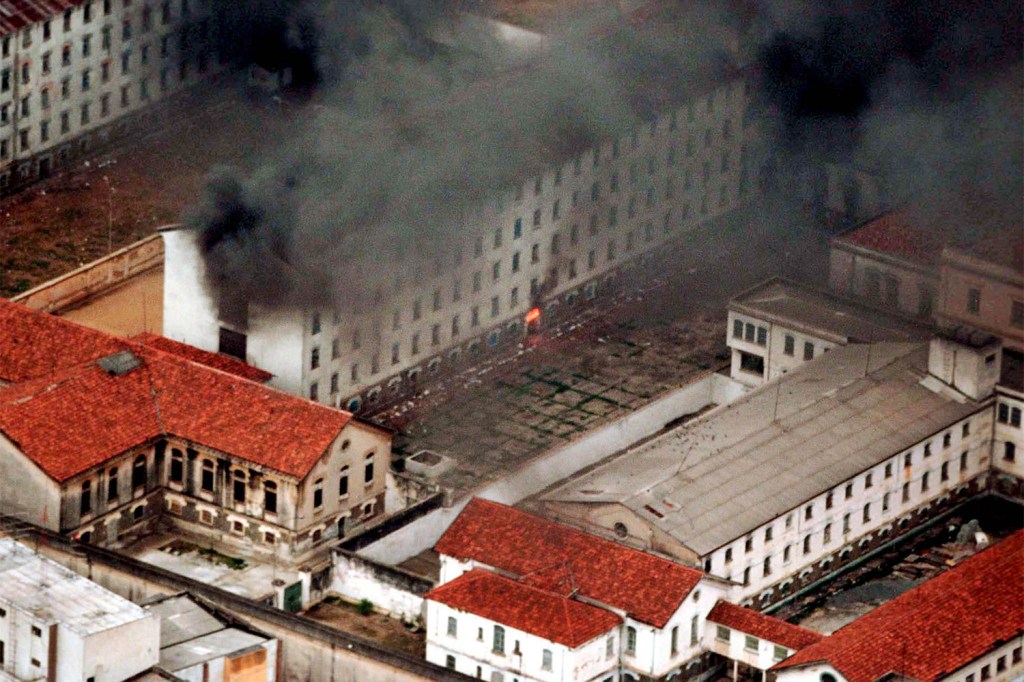 Incêndio na Casa de Detenção de São Paulo, Carandiru, no dia da maior rebelião dos presidiários - 18/02/2001
