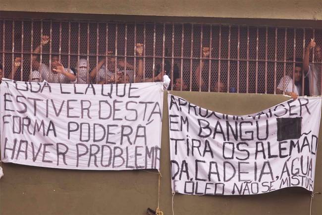 Rebelião na Casa de Custódia de Benfica, no Rio de Janeiro (RJ): No terceiro dia da rebelião, presos mostram cartazes pedindo transferência do presídio - 31/05/2004