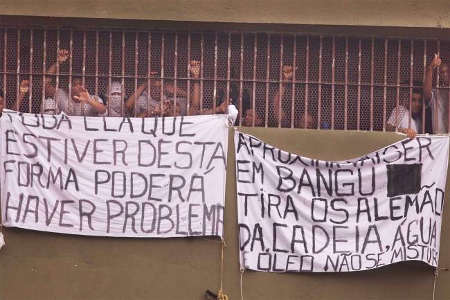 Rebeliões - Casa de Custódia de Benfica Rebelião na Casa de Custódia de Benfica, no Rio de Janeiro (RJ): No terceiro dia da rebelião, presos mostram cartazes pedindo transferência do presídio - 31/05/2004