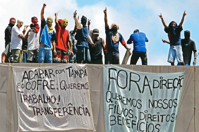 Presos rebelados no telhado da Casa de Detenção José Mário Alves, conhecido como Urso Branco, onde um preso foi esquartejado e outro foi decapitado - 19/04/2004