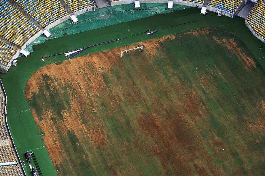 Vista aérea do Estádio do Maracanã mostra falta de assentos e a grama com buracos - 12/01/2017