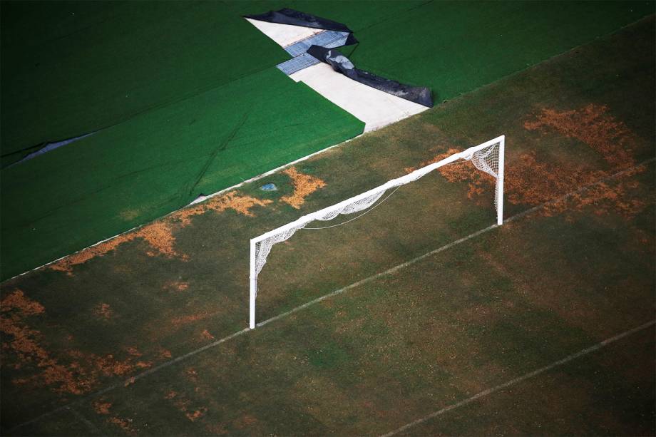 Vista aérea do Estádio do Maracanã mostra falta de assentos e a grama com buracos - 12/01/2017