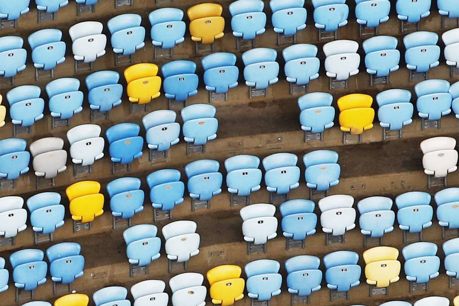 Vista aérea do Estádio do Maracanã mostra falta de assentos e a grama com buracos - 12/01/2017