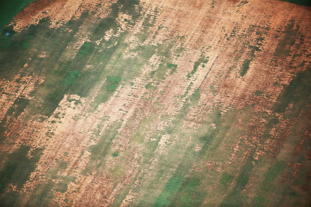 Vista aérea do Estádio do Maracanã mostra falta de assentos e a grama com buracos - 12/01/2017
