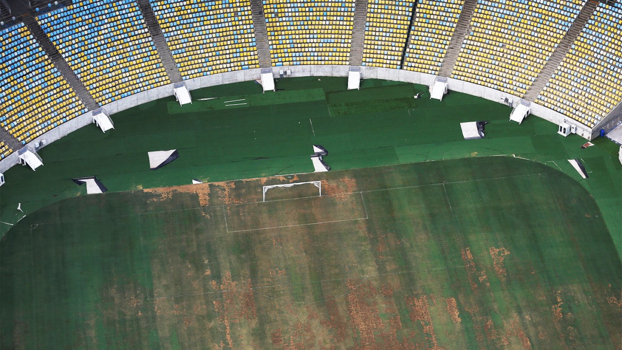 Vista aérea do Estádio do Maracanã mostra falta de assentos e a grama com buracos - 12/01/2017