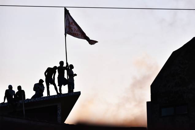 Presos são vistos em telhado da Penitenciária Estadual de Alcaçuz, em Natal (RN), durante rebelião - 16/01/2017 Presos são vistos em telhado da Penitenciária Estadual de Alcaçuz, em Natal (RN), durante rebelião - 16/01/2017