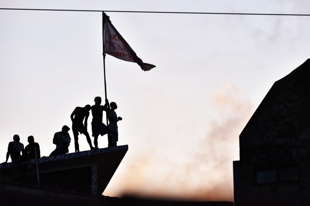 Presos são vistos em telhado da Penitenciária Estadual de Alcaçuz, em Natal (RN), durante rebelião - 16/01/2017