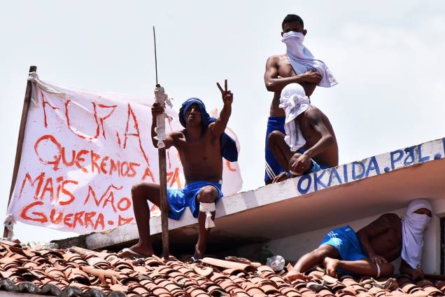 Presos são vistos no telhado da Penitenciária Estadual de Alcaçuz, na cidade de Nísia Floresta (RN) - 17/01/2017 Presos são vistos no telhado da Penitenciária Estadual de Alcaçuz, na cidade de Nísia Floresta (RN) - 17/01/2017
