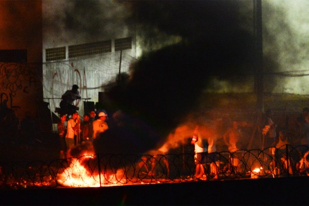 Presos fazem fogueira durante rebelião na Penitenciária Estadual de Alcaçuz, na cidade de Nísia Floresta (RN) - 17/01/2017