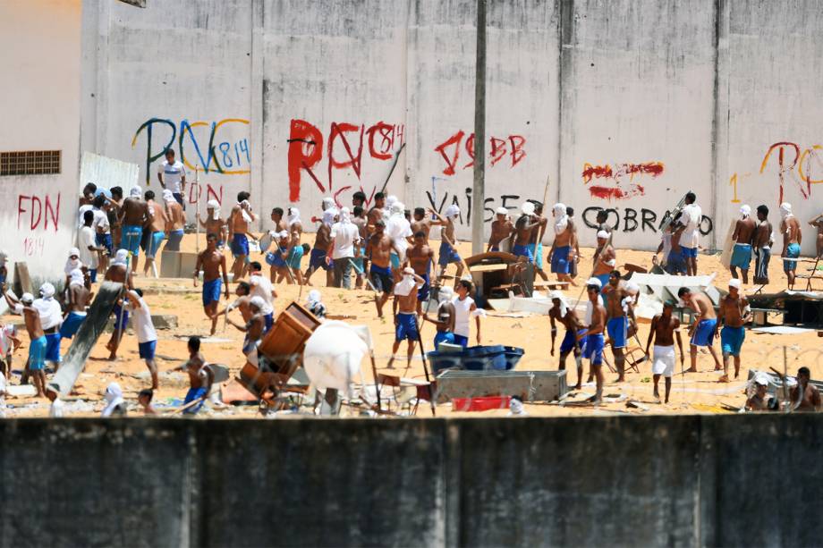 Presos da Penitenciária Estadual de Alcaçuz, em Nísia Floresta (RN), entram em batalha campal no sexto dia de rebelião - 19/01/2017