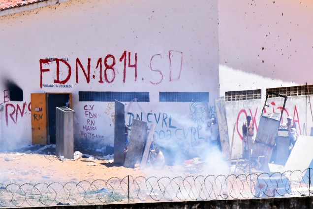 Presos da Penitenciária Estadual de Alcaçuz, em Nísia Floresta (RN), entram em batalha campal no sexto dia de rebelião - 19/01/2017 Presos da Penitenciária Estadual de Alcaçuz, em Nísia Floresta (RN), entram em batalha campal no sexto dia de rebelião - 19/01/2017