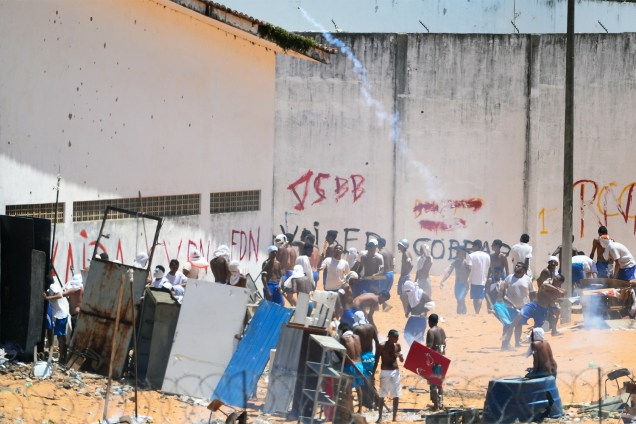 Presos da Penitenciária Estadual de Alcaçuz, em Nísia Floresta (RN), entram em batalha campal no sexto dia de rebelião - 19/01/2017