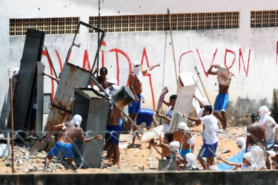 Presos da Penitenciária Estadual de Alcaçuz, em Nísia Floresta (RN), entram em batalha campal no sexto dia de rebelião. 26 detentos morreram - 19/01/2017