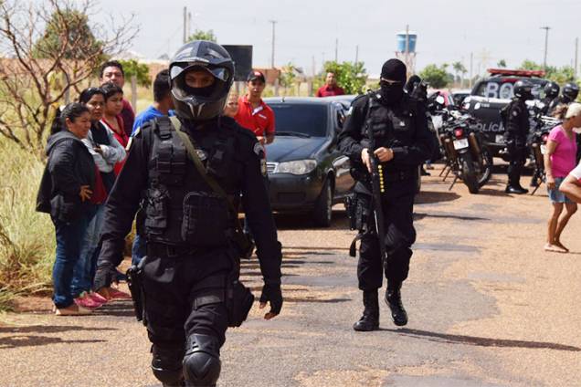 Movimentação de policiais nos arredores da Penitenciária Agrícola de Monte Cristo, em Boa Vista (RR), onde ao menos 33 presos foram mortos - 06/01/2017 Movimentação de policiais nos arredores da Penitenciária Agrícola de Monte Cristo, em Boa Vista (RR), onde ao menos 33 presos foram mortos - 06/01/2017