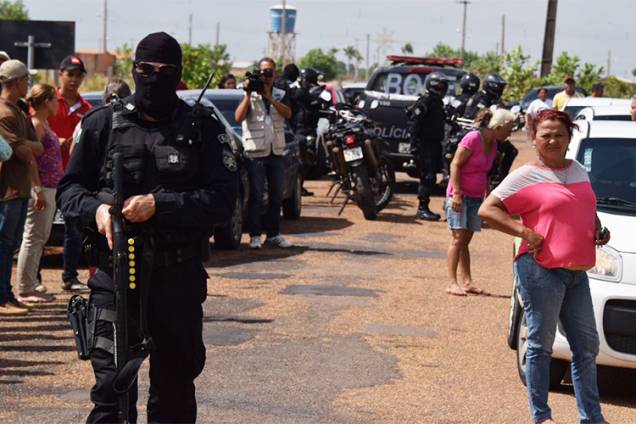 Movimentação de policiais nos arredores da Penitenciária Agrícola de Monte Cristo, em Boa Vista (RR), onde ao menos 33 presos foram mortos - 06/01/2017