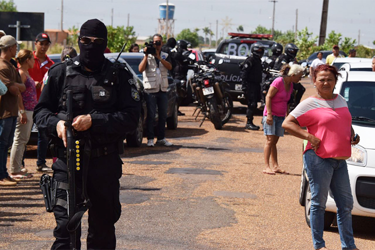Movimentação de policiais nos arredores da Penitenciária Agrícola de Monte Cristo, em Boa Vista (RR), onde ao menos 33 presos foram mortos - 06/01/2017