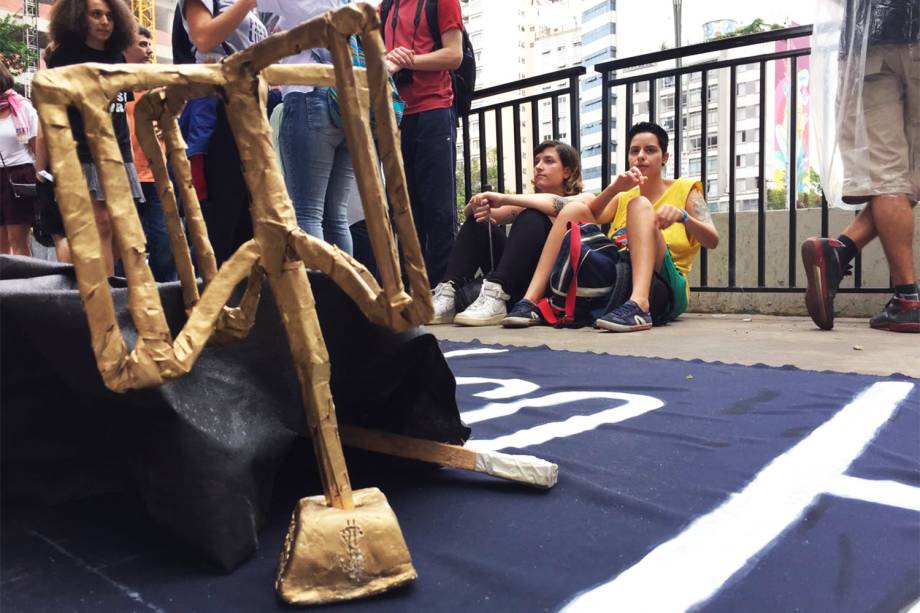 Concentração de manifestantes na Praça do Ciclista, região da Avenida Paulista, em São Paulo (SP), antes do início do protesto organizado pelo Movimento Passe Livre (MPL), contra o aumento da tarifa do transporte público. O grupo pretende seguir até a casa do prefeito João Doria - 12/01/2017