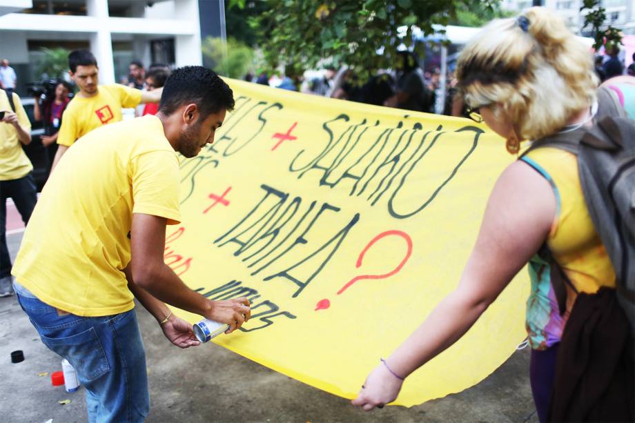 Concentração de manifestantes na Praça do Ciclista, região da Avenida Paulista, em São Paulo (SP), antes do início do protesto organizado pelo Movimento Passe Livre (MPL), contra o aumento da tarifa do transporte público. O grupo pretende seguir até a casa do prefeito João Doria - 12/01/2017