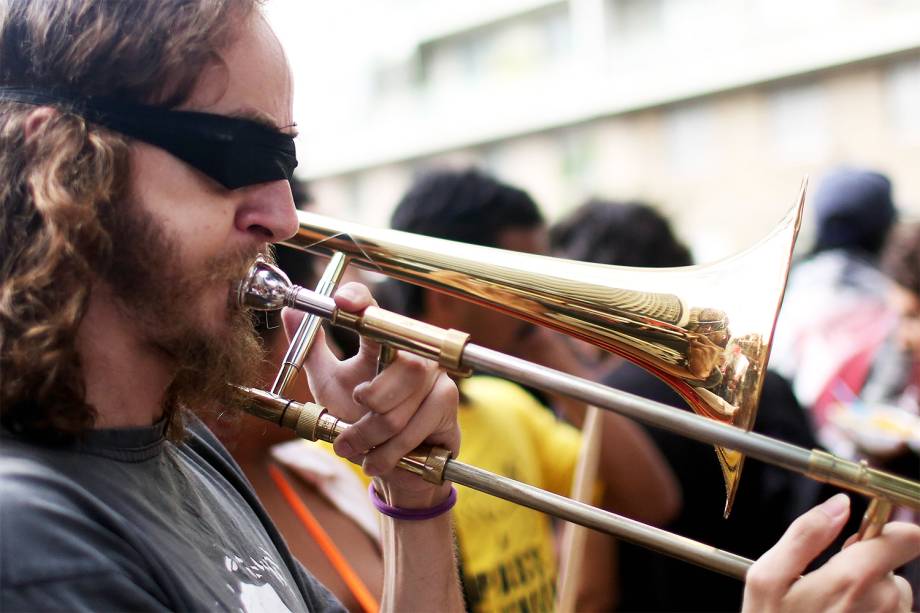 Concentração de manifestantes na Praça do Ciclista, região da Avenida Paulista, em São Paulo (SP), antes do início do protesto organizado pelo Movimento Passe Livre (MPL), contra o aumento da tarifa do transporte público. O grupo pretende seguir até a casa do prefeito João Doria - 12/01/2017