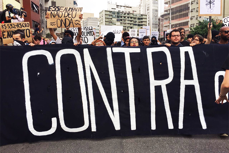 Protesto organizado pelo Movimento Passe Livre (MPL), contra o aumento da tarifa do transporte público. O grupo se concentrou na Praça do Ciclista, região da Avenida Paulista, em São Paulo (SP), pretendendo seguir até a casa do prefeito João Doria - 12/01/2017
