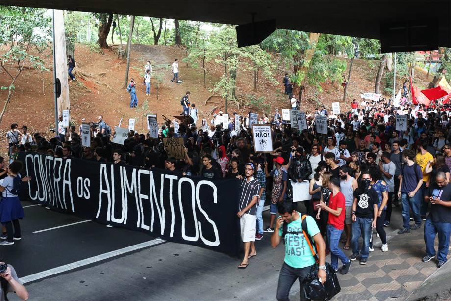 Protesto organizado pelo Movimento Passe Livre (MPL), contra o aumento da tarifa do transporte público. O grupo se concentrou na Praça do Ciclista, região da Avenida Paulista, em São Paulo (SP), pretendendo seguir até a casa do prefeito João Doria - 12/01/2017