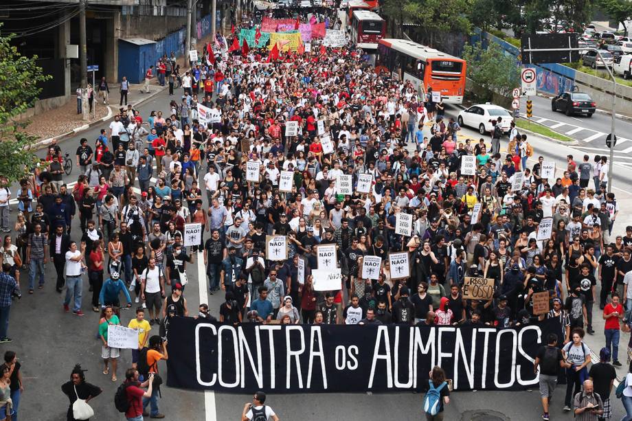 Protesto organizado pelo Movimento Passe Livre (MPL), contra o aumento da tarifa do transporte público. O grupo se concentrou na Praça do Ciclista, região da Avenida Paulista, em São Paulo (SP), pretendendo seguir até a casa do prefeito João Doria - 12/01/2017