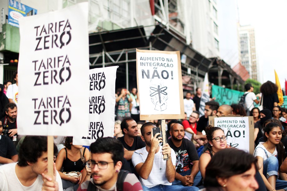 Protesto organizado pelo Movimento Passe Livre (MPL), contra o aumento da tarifa do transporte público. O grupo se concentrou na Praça do Ciclista, região da Avenida Paulista, em São Paulo (SP), pretendendo seguir até a casa do prefeito João Doria - 12/01/2017