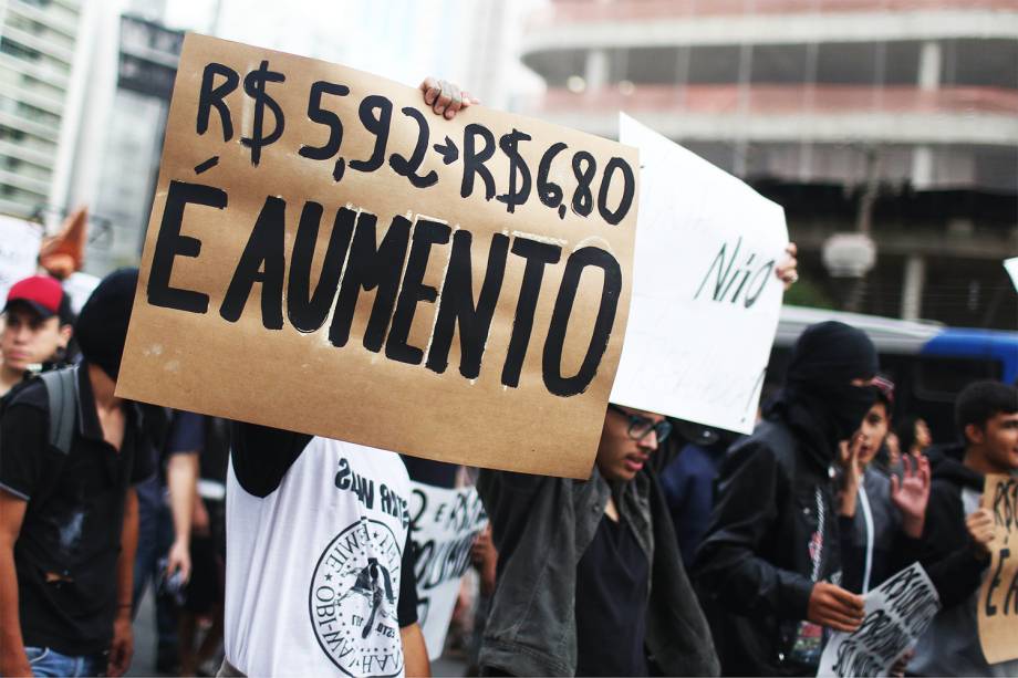 Protesto organizado pelo Movimento Passe Livre (MPL), contra o aumento da tarifa do transporte público. O grupo se concentrou na Praça do Ciclista, região da Avenida Paulista, em São Paulo (SP), pretendendo seguir até a casa do prefeito João Doria - 12/01/2017