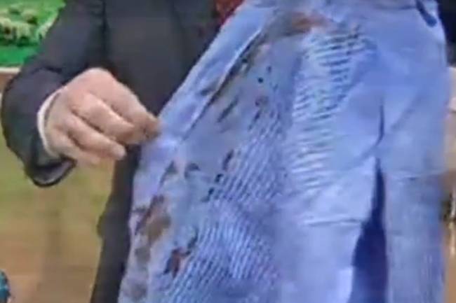 Camisa ensanguentada usada por Valdemiro Santiago após ser atacado com facadas