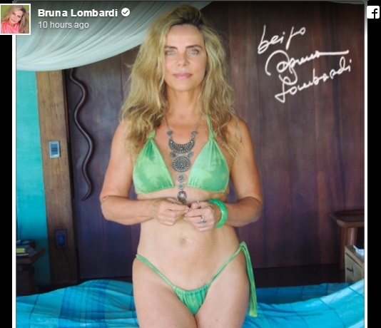 Bruna Lombardi surpreendeu fãs com foto de bíquini