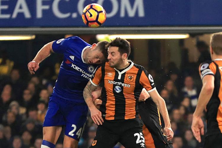 O momento do choque entre Gary Cahill, do Chelsea, e Ryan Mason, do Hull City
