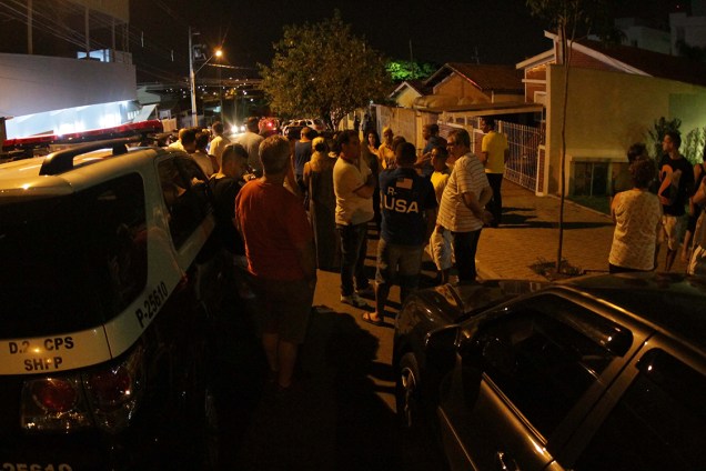 Moradores se aglomeram ao redor de casa onde 12 pessoas foram assassinadas em Campinas, interior de São Paulo (SP), durante o Réveillon - 01/01/2017