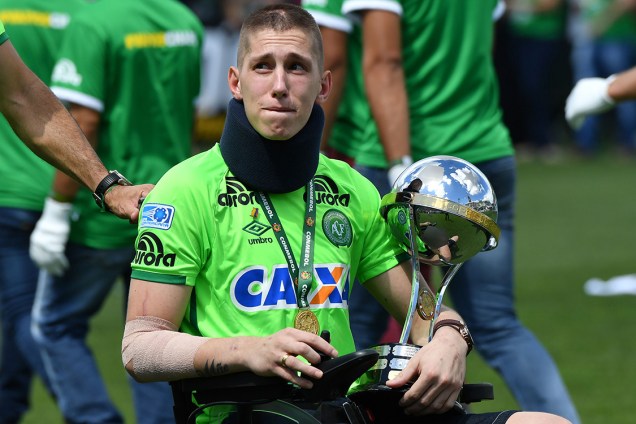 Jackson Follmann, um dos sobreviventes na tragédia em Medellin, segura a taça da Copa Sul-Americana antes do amistoso entre Chapecoense e Palmeiras, na Arena Condá em Chapecó