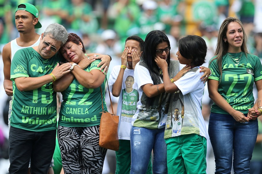 Parentes das vítimas da tragédia em Medellin se emocionam antes do amistoso entre Chapecoense e Palmeiras, na Arena Condá em Chapecó